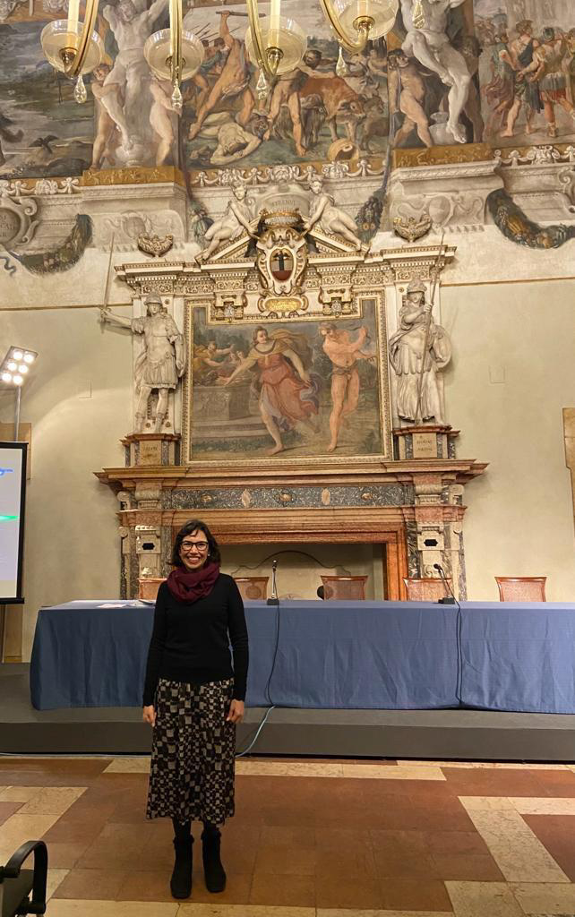 Profesora María Clara Bernal enseñando in situ